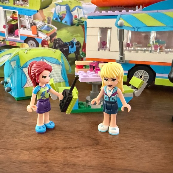 LEGO Friends Mia's Camper Van Set 41339 - Picture 2 of 7